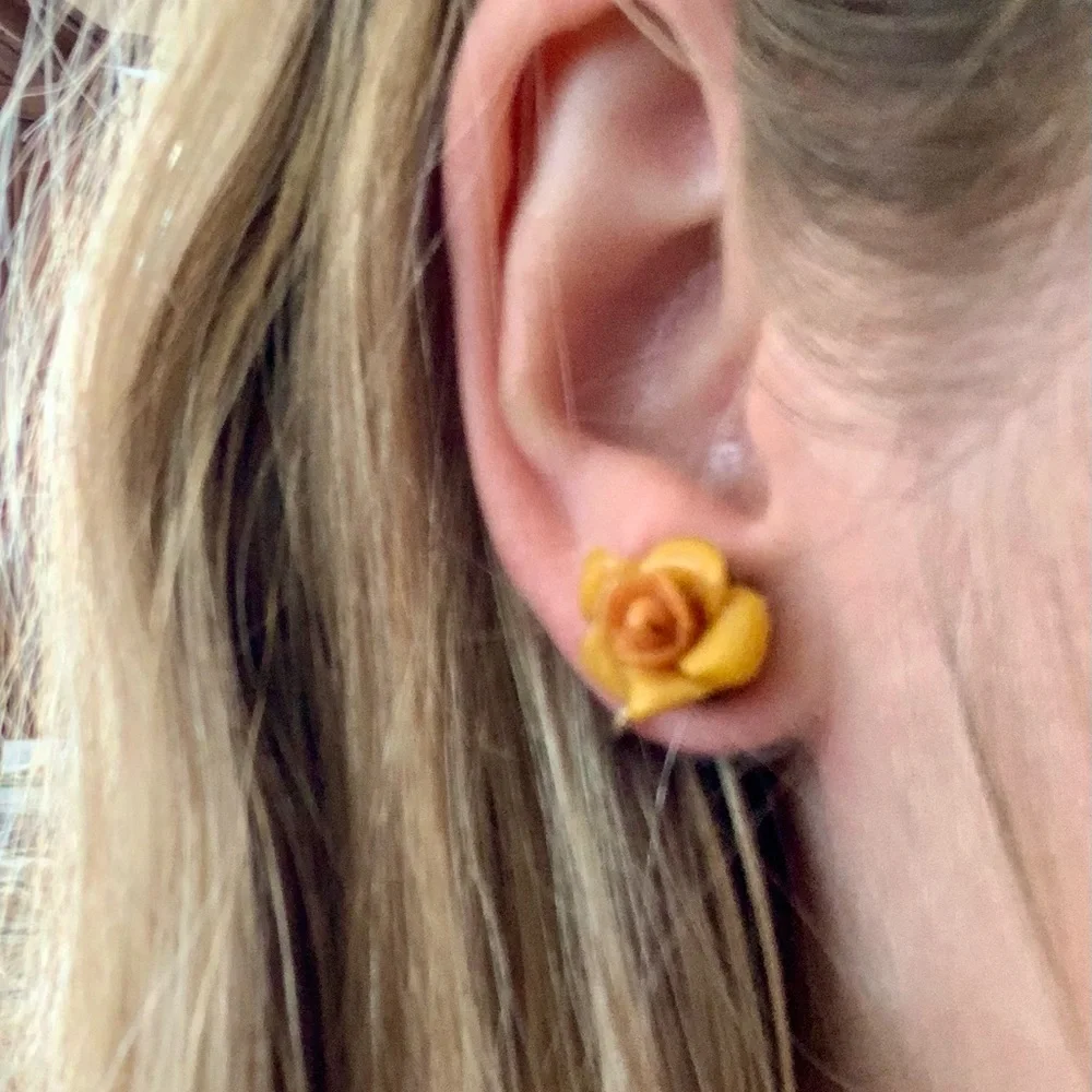 🧡 Vintage Floral Clip On Earrings - Picture 3 of 3